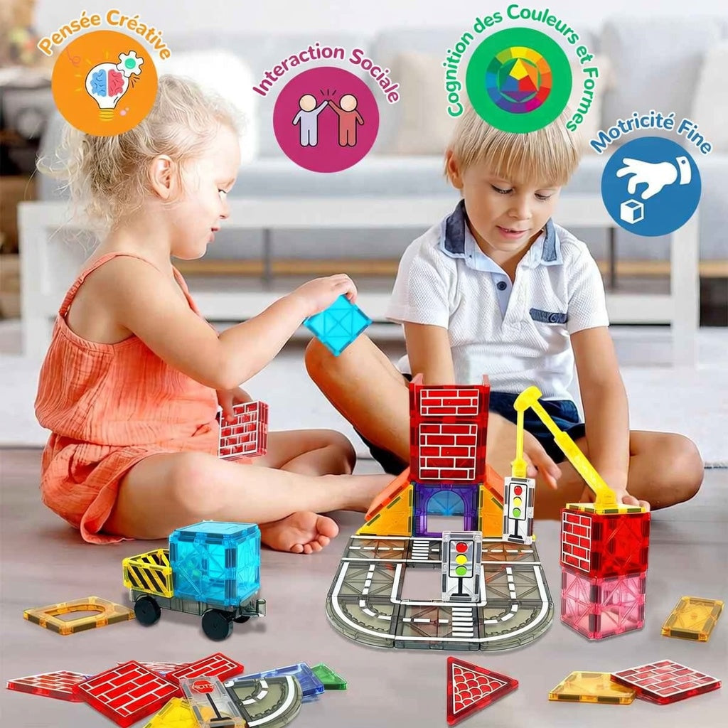 Garçon et fille jouant ensemble avec un jeu de construction magnétique. Ils construisent des bâtiments et véhicules sur le sol.