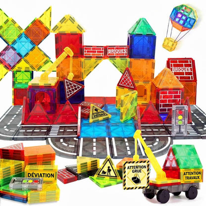 Grande ville créative construite avec un jeu de construction magnétique : bâtiments, grue, routes et petit ballon dirigeable.