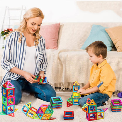 maman enfant jouent avec jeu de construction magnétique