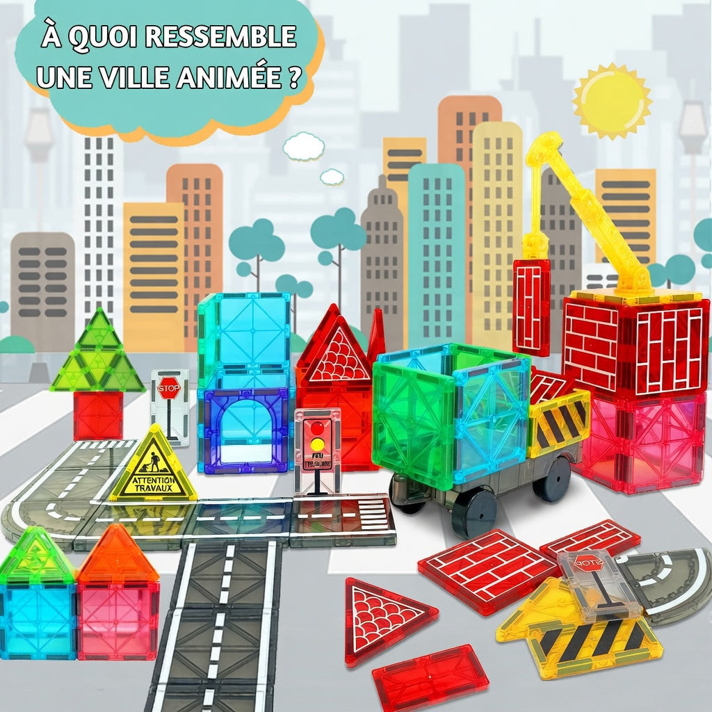 Scène d’une ville animée construite avec un jeu de construction magnétique : bâtiments, grue, camion, routes et panneaux de signalisation sur fond urbain ensoleillé.